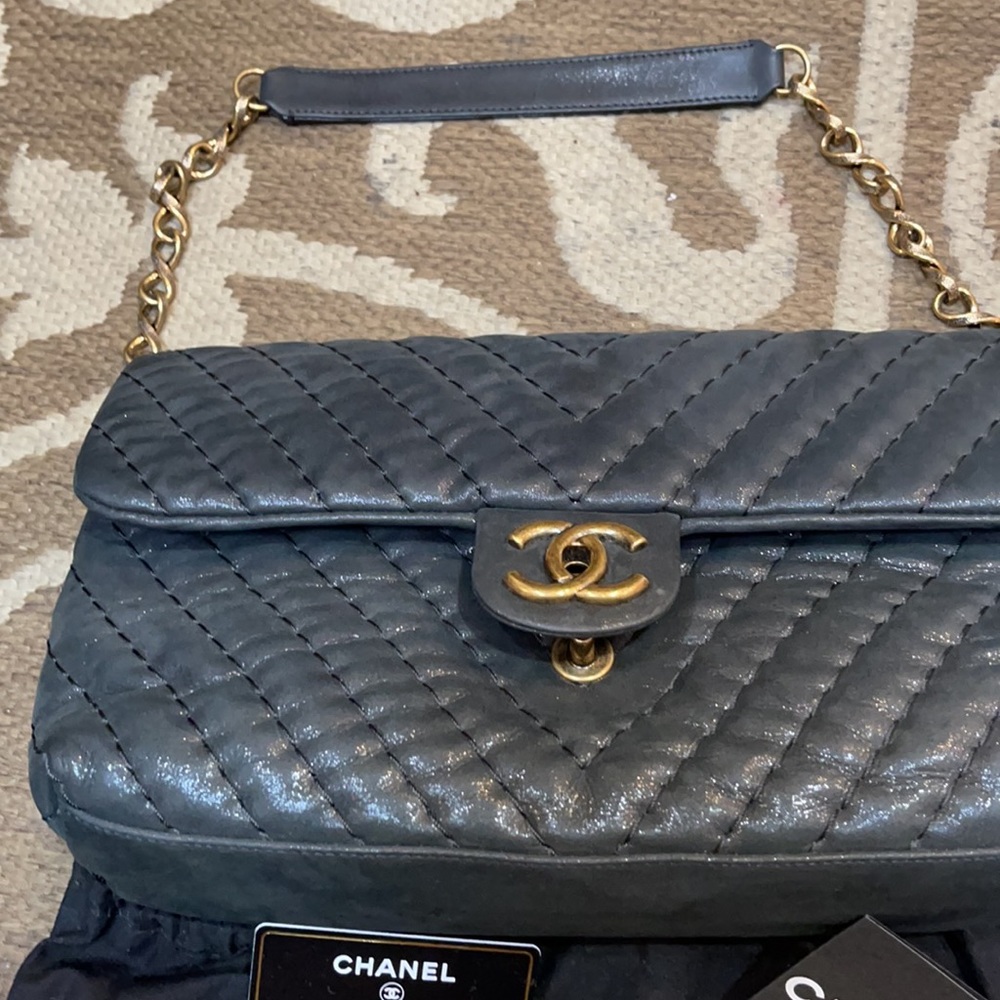 Chanel handbag like new only used a few times - Picture 11 of 16